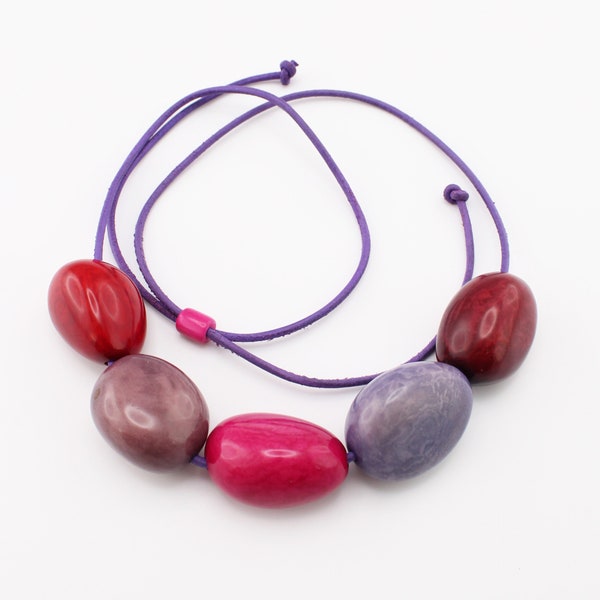 Tagua Kette lila rot, große Perlen Kette, lange Kette mit großen Anhänger, Statement Damen Kette Tagua Nuss Schmuck eco friendly necklace