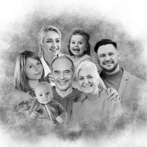 K&ouml;nnte beinhalten: Ein Schwarzwei&szlig;foto einer mehrgenerationellen Familie. Die Familie steht zusammen, l&auml;chelt und schaut in die Kamera. Die Familie besteht aus einem jungen M&auml;dchen, einem Mann, einer Frau, einem kleinen Jungen und einer &auml;lteren Frau.