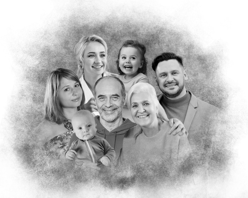 K&ouml;nnte beinhalten: Ein Schwarzwei&szlig;foto einer mehrgenerationellen Familie. Die Familie steht zusammen, l&auml;chelt und schaut in die Kamera. Die Familie besteht aus einem jungen M&auml;dchen, einem Mann, einer Frau, einem kleinen Jungen und einer &auml;lteren Frau.