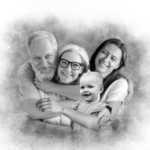 K&ouml;nnte beinhalten: Ein Schwarzwei&szlig;foto einer vierk&ouml;pfigen Familie. Ein Mann, eine Frau und ein kleines M&auml;dchen l&auml;cheln und umarmen sich. Das M&auml;dchen wird von der Frau gehalten. Die Familie steht vor einem verschwommenen Hintergrund.