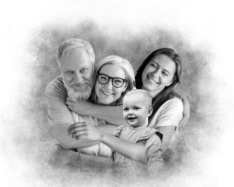 K&ouml;nnte beinhalten: Ein Schwarzwei&szlig;foto einer vierk&ouml;pfigen Familie. Ein Mann, eine Frau und ein kleines M&auml;dchen l&auml;cheln und umarmen sich. Das M&auml;dchen wird von der Frau gehalten. Die Familie steht vor einem verschwommenen Hintergrund.