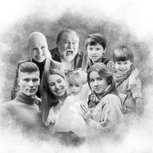 K&ouml;nnte beinhalten: Ein Schwarzwei&szlig;foto einer mehrgenerationellen Familie. Die Familie steht zusammen, l&auml;chelt und schaut in die Kamera. Auf dem Foto sind zwei Erwachsene, drei Teenager und ein kleines Kind zu sehen.