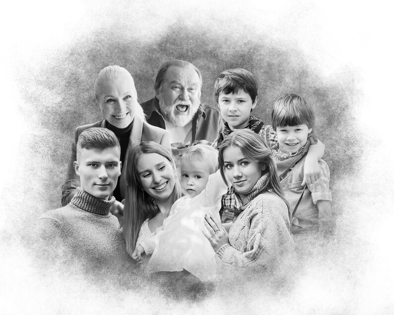 K&ouml;nnte beinhalten: Ein Schwarzwei&szlig;foto einer mehrgenerationellen Familie. Die Familie steht zusammen, l&auml;chelt und schaut in die Kamera. Auf dem Foto sind zwei Erwachsene, drei Teenager und ein kleines Kind zu sehen.