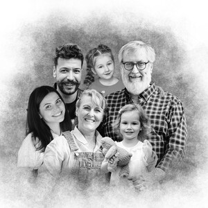 K&ouml;nnte beinhalten: Ein Schwarzwei&szlig;foto einer mehrgenerationellen Familie. Es sind zwei kleine M&auml;dchen, eine Frau, ein Mann und ein &auml;lterer Mann mit Bart zu sehen. Die Familie l&auml;chelt und schaut in die Kamera.