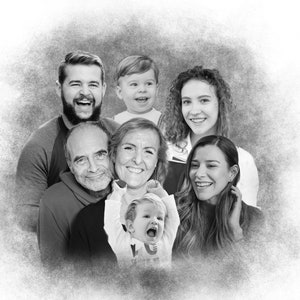 K&ouml;nnte beinhalten: Ein Schwarzwei&szlig;foto einer mehrgenerationellen Familie. Es sind zwei Erwachsene, zwei Teenager und zwei Kleinkinder zu sehen. Die Familie l&auml;chelt und schaut in die Kamera.