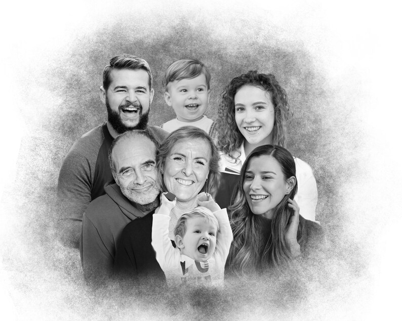 K&ouml;nnte beinhalten: Ein Schwarzwei&szlig;foto einer mehrgenerationellen Familie. Es sind zwei Erwachsene, zwei Teenager und zwei Kleinkinder zu sehen. Die Familie l&auml;chelt und schaut in die Kamera.