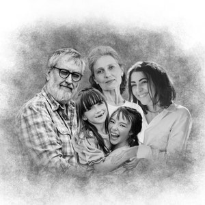 K&ouml;nnte beinhalten: Ein Schwarzwei&szlig;foto einer vierk&ouml;pfigen Familie. Die Familie steht eng beieinander und l&auml;chelt. Der Vater tr&auml;gt ein kariertes Hemd, die Mutter ein wei&szlig;es Hemd und die beiden Kinder tragen Kleider.