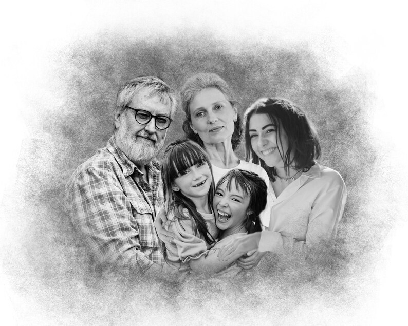 K&ouml;nnte beinhalten: Ein Schwarzwei&szlig;foto einer vierk&ouml;pfigen Familie. Die Familie steht eng beieinander und l&auml;chelt. Der Vater tr&auml;gt ein kariertes Hemd, die Mutter ein wei&szlig;es Hemd und die beiden Kinder tragen Kleider.