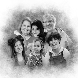 K&ouml;nnte beinhalten: Ein Schwarzwei&szlig;foto einer mehrgenerationellen Familie, die l&auml;chelt. Auf dem Foto sind drei Frauen, zwei M&auml;dchen und ein Mann zu sehen. Die Familie steht eng beieinander und wirkt gl&uuml;cklich.