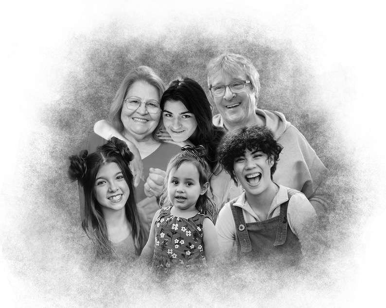 K&ouml;nnte beinhalten: Ein Schwarzwei&szlig;foto einer mehrgenerationellen Familie, die l&auml;chelt. Auf dem Foto sind drei Frauen, zwei M&auml;dchen und ein Mann zu sehen. Die Familie steht eng beieinander und wirkt gl&uuml;cklich.