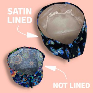 K&ouml;nnte beinhalten: Zwei M&uuml;tzen werden gezeigt, eine mit Satinfutter und eine ohne. Die satin gef&uuml;tterte M&uuml;tze ist schwarz mit blauen Schmetterlingsmustern und einem hellrosa Innenfutter. Die andere M&uuml;tze hat ein Blumenmuster mit blauen, gelben und roten Blumen.