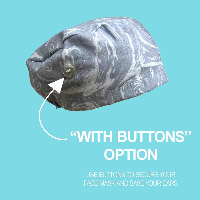 K&ouml;nnte beinhalten: Eine Operationshaube mit grauem und wei&szlig;em Marmormuster und einem transparenten Knopf. Der Text auf dem Bild lautet "WITH BUTTONS" OPTION. Darunter steht "USE BUTTONS TO SECURE YOUR FACE MASK AND SAVE YOUR EARS."