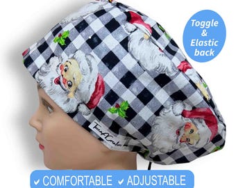 Könnte beinhalten: Schwarze und weiße karierte OP-Mütze mit einem Weihnachtsmann-Druck. Die Mütze hat einen verstellbaren Knopf und ein elastisches Band am Rücken. Die Mütze ist mit "Tween Creations" beschriftet.