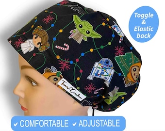 Könnte beinhalten: Schwarze OP-Haube mit Star Wars-Figuren und festlichen Elementen. Die Haube zeigt Yoda, R2-D2 und Prinzessin Leia, zusammen mit Zuckerstangen und Schneeflocken. Der Text auf der Haube lautet "Teeny Creations". Der Text auf dem Bild lautet "Comfortable" und "Adjustable".