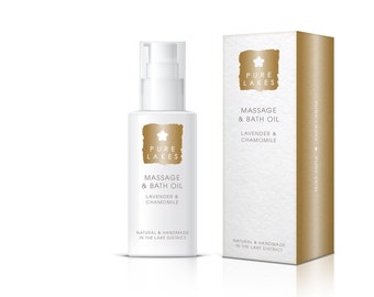 Peut inclure: Une bouteille d'huile de massage et de bain à la lavande et à la camomille Pure Lakes. La bouteille est en verre transparent avec une étiquette dorée et un distributeur à pompe. L'étiquette indique "Pure Lakes" et "Massage & Bath Oil" en lettres dorées. La bouteille est sur un fond blanc.