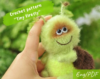 Könnte beinhalten: Ein Häkelmuster für ein grünes und braunes Amigurumi-Spielzeug "Tiny Firefly". Das Muster ist in englischer Sprache und im PDF-Format verfügbar.