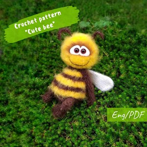 Könnte beinhalten: Häkelanleitung für ein niedliches Amigurumi-Bienenspielzeug. Die Biene ist gelb und braun mit großen Augen und einem Lächeln. Die Anleitung ist in englischer Sprache und im PDF-Format verfügbar.