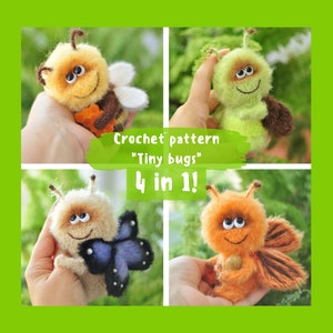 Könnte beinhalten: Häkelmuster "Tiny bugs" 4 in 1! Vier gehäkelte Stofftiere: eine Biene, eine Raupe, ein Schmetterling und ein Marienkäfer. Jedes Spielzeug hält ein kleines Objekt, wie eine Blume, ein Blatt oder eine Beere.
