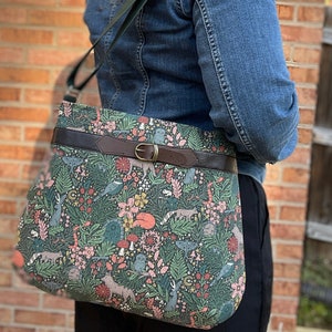Kleine Geldbörse mit bestickter Schlaufe und dekorativer Schnalle. Bunte Tasche mit Füchsen, Jackalopes, Eulen, Fuchs bestickt am Gurt