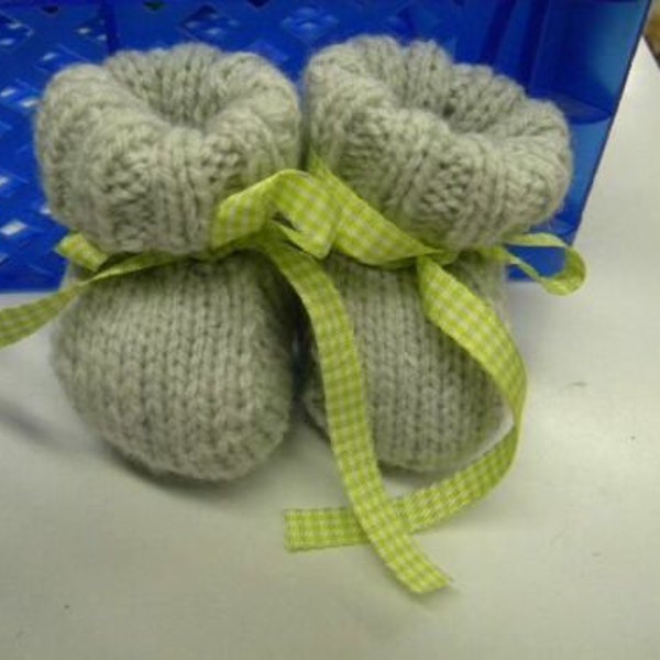 1 paire de chausson bebe cadeau naissance  tricot fait main gris ruban vichy anis m204