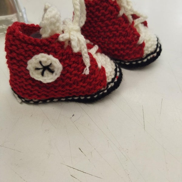 1 paire de chaussons chaussures bebe tricot main couleur rouge forme basket m483