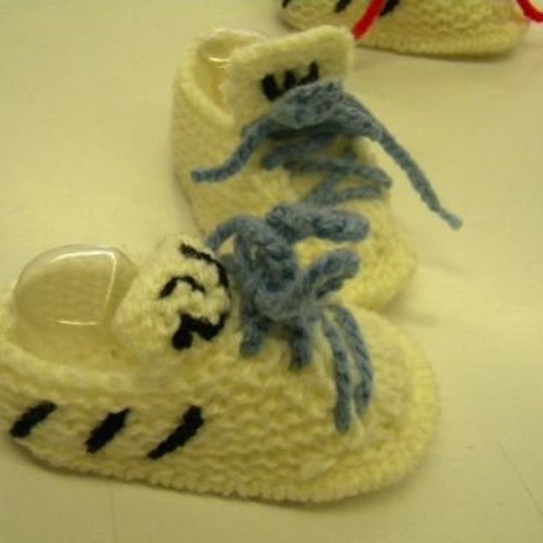 1 pair de chaussons bebe ideal cadeau naissance tricot fait main forme basket beige lacet bleu