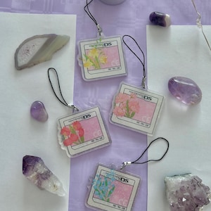 Kawaii cute acrylic keychain, glitter keyring, nintendo ds game, cute videogame, 2Ks aesthetic, pastel colours, millenials, flowers