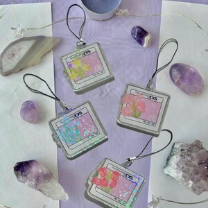 Kawaii cute acrylic keychain, glitter keyring, nintendo ds game, cute videogame, 2Ks aesthetic, pastel colours, millenials, flowers