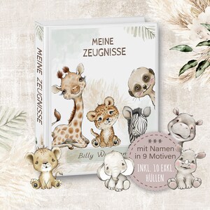 Könnte beinhalten: Ein weißes Buch mit dem Titel "Meine Zeugnisse" und einem Dschungeltier-Motiv. Das Buch zeigt auf dem Cover eine Giraffe, einen Löwen, einen Elefanten, ein Zebra, ein Erdmännchen, ein Flusspferd und ein Nashorn. Das Buch beinhaltet 10 exklusive Hüllen.