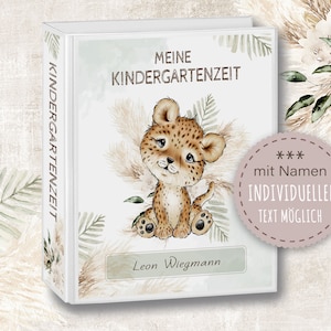 Könnte beinhalten: Weißer Ordner mit Leopardenmuster und dem Text "Meine Kindergartenzeit" mit dem Namen "Leon Wiegmann" und dem Text "*** mit Namen INDIVIDUELLER TEXT MÖGLICH" in einem Kreis.