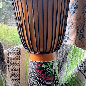Tambor de estilo africano de madera de 10&quot; de diámetro hecho a mano (envío gratuito a EE. UU.) *** Solo disponible después del 15 de noviembre en 1 color. ¡Ver foto!