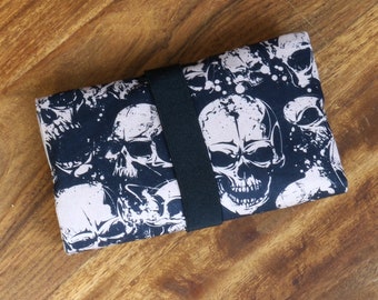 Sac à tabac SKULL en coton avec poche zippée et compartiments pour accessoires, fermeture sélectionnable, expédition climatiquement neutre, très peu de déchets