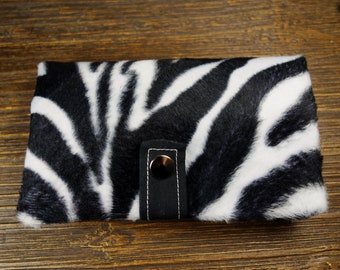 Tobacco pouch made of imitation zebra skin with zippered pocket for filters and smoking accessories. Climate-neutral shipping. Very little waste.