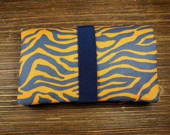 Tobacco pouch made of coated cotton fabric in zebra pattern. Zippered pocket for filters and other items. Climate-neutral shipping. Very little waste.