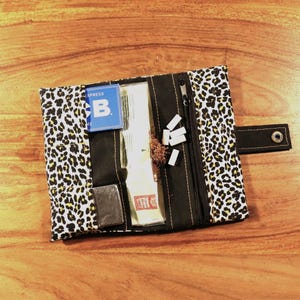 LEO Tabaktasche | Animal Print | Wählbarer Verschluss | Fächer für Rauchzubehör | Nachhaltiger Versand mit wenig Müll | Liebe