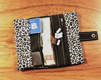 LEO Tabaktasche | Animal Print | Wählbarer Verschluss | Fächer für Rauchzubehör | Nachhaltiger Versand mit wenig Müll | Liebe