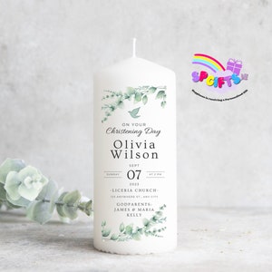 Może przedstawiać: Biała świeca chrzcielna z zielonym wzorem kwiatowym i tekstem "On Your Christening Day Olivia Wilson Sept 07 2023 At 2 PM -Liceria Church- 123 Anywhere St., Any City Godparents: James & Maria Kelly"