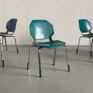 Rymdåldersfuturistiska åttkantiga stapelbara matstolar eller besökskontorsstolar i metall av Fröscher Sitform, Tyskland 1990-talet