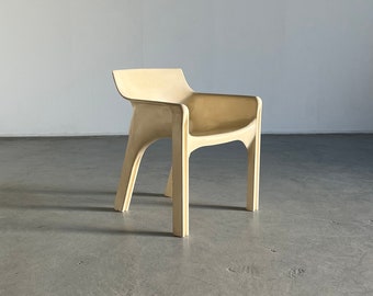 White 'Gaudi' Chair by Vico Magistretti for Artemide, Vintage Collectible Early Model, 1970s Space Age Era