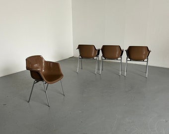 1 des 4 chaises de salle à manger vintage en plastique Shell du milieu du siècle dans le style des chaises Eames Shell, années 1980
