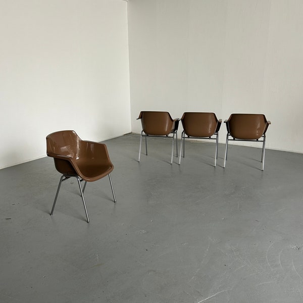 1 des 4 chaises de salle à manger vintage en plastique Shell du milieu du siècle dans le style des chaises Eames Shell, années 1980