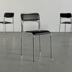 Bauhaus-Stühle aus verchromtem Stahlrohr und schwarzem Kunstleder, stapelbare Esszimmerstühle im italienischen Modernismus