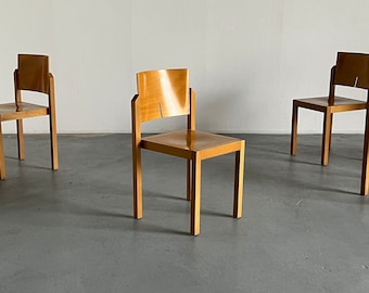 1 von sechs Thonet Postmoderne skulpturale Holz stapelbare Esszimmerstühle, Österreich 1990er Jahre