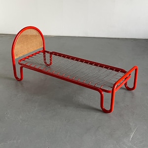 Struttura letto in tubolare metallico e canna in stile Gae Aulenti, anni &#39;60 Italia