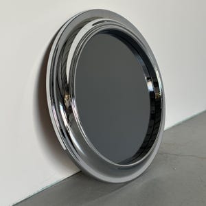 Puede incluir: Un letrero de madera hecho a mano con el texto "Welcome to our home" en un estilo manuscrito. El letrero está pintado de blanco con letras negras y un acabado envejecido, adecuado para uso en interiores o exteriores.