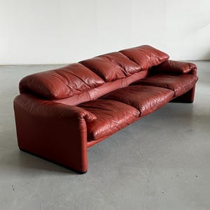 Iconic Vico Magistretti &#39;Maralunga&#39; Three-seater Sofa for Cassina in Dark Red Leather, 1990s Italy
