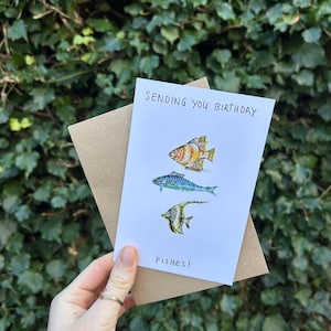 Divertente biglietto di auguri di compleanno con pesce – Ti mando pesci di compleanno – Biglietto di auguri con gioco di parole sugli animali – Cartolina di compleanno unica