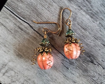 Pendientes de calabaza con tallos de cristal de Swarovski y enredaderas envueltas en alambre sobre ganchos de latón.