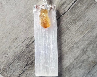 Hermoso colgante de selenita y citrino incrustado en chapado en plata en una cadena plateada de 24 "