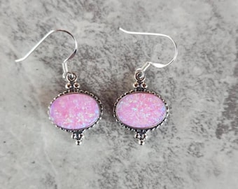 Pendientes de diseño moderno con ópalo rosa genuino engastados en plata de ley 925 (7/8" de alto) • Regalos para ella • Hechos a mano • Piedras rosas • Boda • Piedra de nacimiento